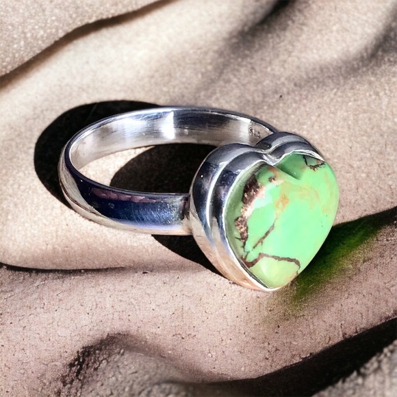 Green Turquoise Ring. Solid 925 Silver with Natural Green Turquoise Heart shape. - Picture 3 of 16